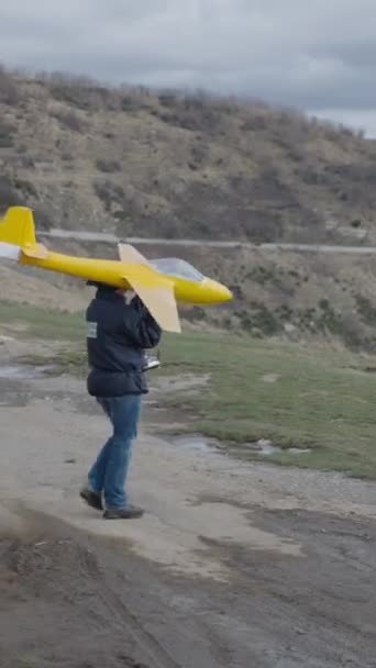Unrecognizable Man Raises His Toy Plane Fullhd Vertical Video — Vídeo de Stock