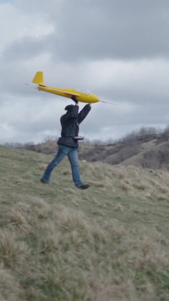 一架玩具飞机被一个男子起飞 Fullhd垂直视频 — 图库视频影像