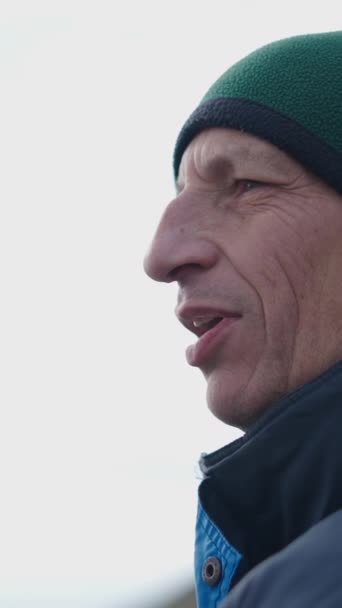 Пожилой Человек Зимней Шляпе Наблюдает Своим Самолетом Fullhd Вертикальное Видео — стоковое видео
