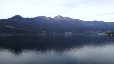 Bilinmeyen bir gölün güzel panoramik manzarası - Yatay 4K Maggiore Gölü