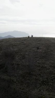 Bir motosiklet planı ve dağda bir çadır - FHD dikey video