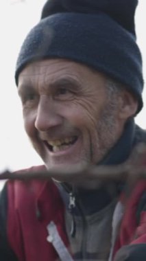 Bir bahçıvan dalları keserken gülümser - FHD Dikey