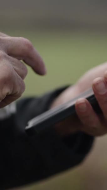 Een Mobiele Telefoon Wordt Aangeraakt Door Een Onherkenbare Man Fhd — Stockvideo