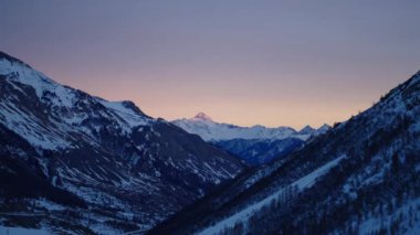Fransız Alplerindeki dağların manzarası - Yatay 4K