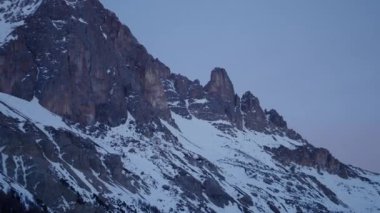Alplerdeki kar kaplı dağların manzarası - Yatay 4K
