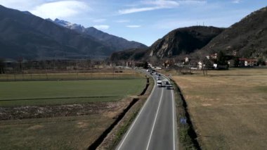 Alplerdeki bir yolda birkaç araba - Yatay 4K