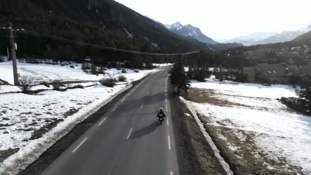 Motociclista Que Conduce Través Los Alpes Horizontal — Vídeos de Stock