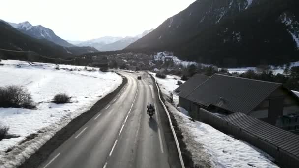 Снежной Дороге Едет Мотоциклист Горизонтальная — стоковое видео