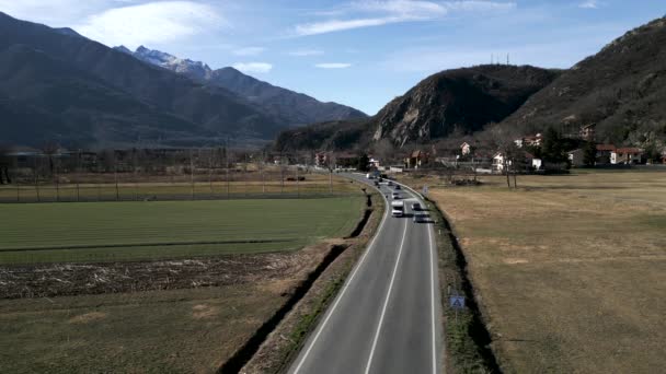 Несколько Автомобилей Дороге Альпах Горизонтальная — стоковое видео