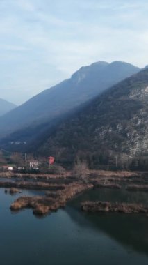 Drone dağlardaki güzel bir eve zumluyor - FHD Dikey