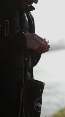 İtalya 'da FHD Dikey Nehir kıyısında tanınmayan birkaç balıkçı