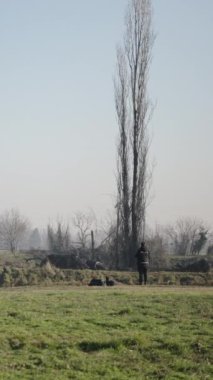 İki tanınmayan balıkçı köprü kenarında balık tutuyor - FHD Dikey