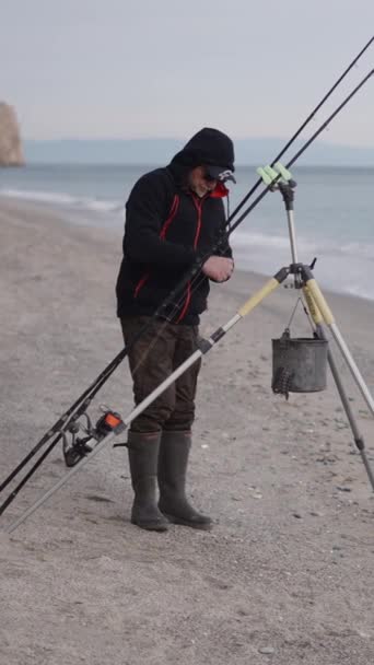Fisherman Adjusts Fishing Line People Background Fullhd Vertical Video — Stock Video