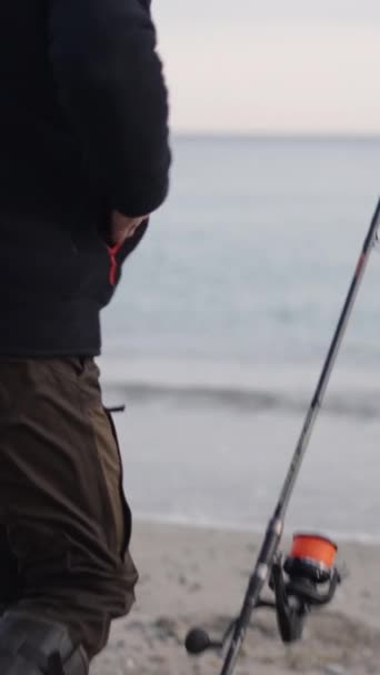 Unrecognizable Fisherman Adjusts Line His Rod Fullhd Vertical Video — Stock Video