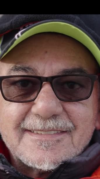 Gözlüklü Yaşlı Bir Balıkçıya Yakın Çekim Fullhd Dikey Video — Stok video