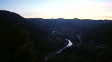 Dağlar arasındaki bir nehrin gökyüzünden görüntüsü - 4K Yatay Görüntü
