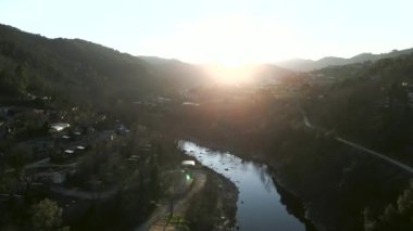 Gün batımında çekilen güzel bir nehrin hava görüntüsü - 4K Yatay Görüntü