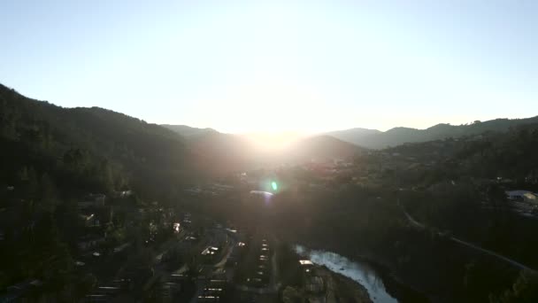 Drone Survole Une Belle Rivière Entre Les Montagnes Vidéo Horizontale — Video
