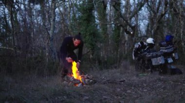 Yavaş çekim beyaz çocuk, yangında kendi telefonuyla fotoğraf çekiyor. Ormandaki yangının içinde yakmış. 4K Yatay Video.