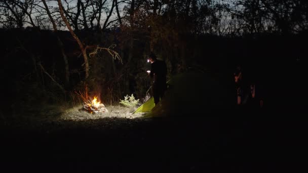 Fiatal Kaukázusi Férfi Felfújja Matrac Lábát Erdőben Éjjel Miközben Megtekinti — Stock videók