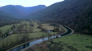 Dron tarafından yakalanan dağlar arasındaki güzel nehir - 4K Yatay video