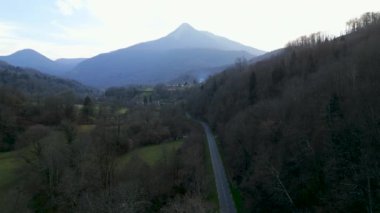 Pireneler 'deki bir yolun hava görüntüsü - 4K Yatay Görüntü