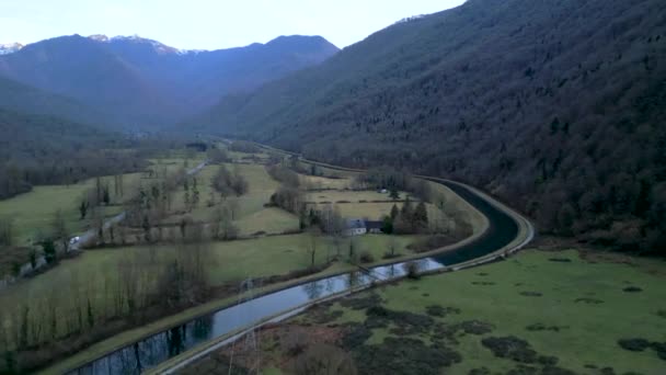 Hermoso Río Entre Montañas Capturado Por Dron Horizontal Video — Vídeos de Stock