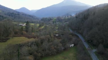 Pireneler 'de güzel bir köy - 4K Yatay Video