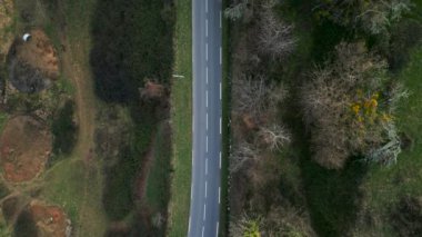 Üzerinde arabalar olan bir yolun havadan görüntüsü - 4K Yatay Video