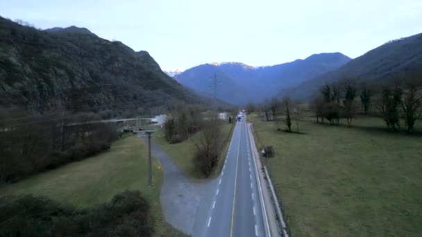 Drone Captura Una Carretera Entre Montañas Horizontal Video — Vídeos de Stock