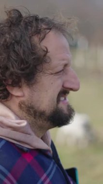Fransa 'da sakallı bir çobanın yakın çekimi - FHD dikey video