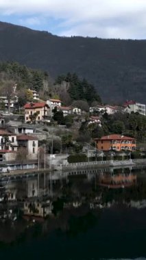 İnsansız hava aracı İtalya 'nın Mergozzo köyüne yaklaşıyor - FHD dikey video
