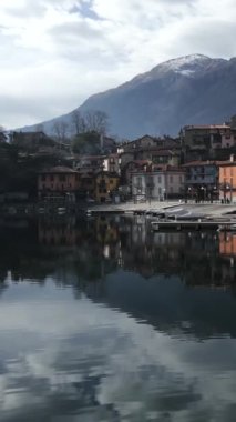 İnsansız hava aracı tarafından yakalanan güzel dağ köyü - FHD dikey video
