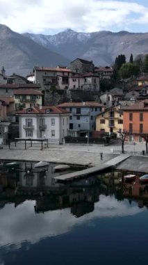 İnsansız hava aracı Mergozzo 'nun güzel köyünün üzerinde uçuyor.