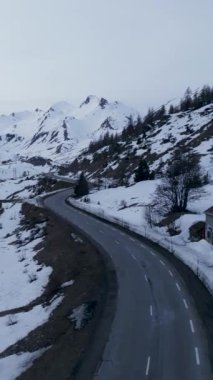 Karlı bir yolda motosikletli - Dikey FullHD