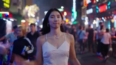 Bui Vien caddesinde güzel bir kadın geziniyor - 4K Yatay Video