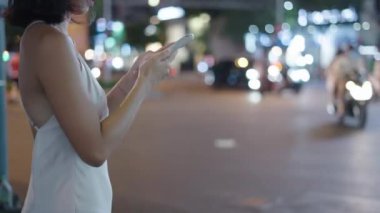 Beyaz elbiseli güzel kadın caddeyi geçiyor - 4K Yatay Video