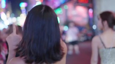 Güzel bir kadın, 4K yatay video yayınlarken eğleniyor.