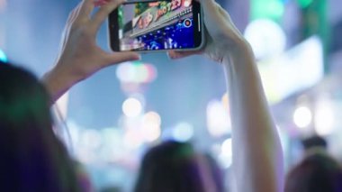 Tanımlanamayan bir kadın cep telefonuyla bir şey kaydediyor - 4K Yatay Video