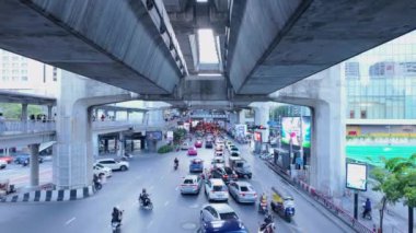 Asyalı genç kadın, Tayland 'da Bangkok şehrinin yoğun trafiğinin 4K yatay videosunu kaydetti.