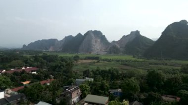 Köyün yakınında ekin tarlaları ve Hanoi Vietnam 'ın yüksek dağları arasında sulak alanlar - 4K Yatay Görüntü