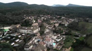 Fransa 'nın Allegre les Fumares kasabasının hava görüntüsü bulutlu bir günde dağların arasında tüm mimarisini görebilirsiniz - 4K Yatay video