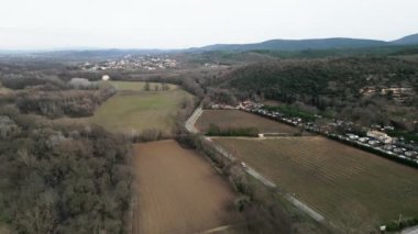 Yüksek irtifa drone görüntüsü büyük bir üzüm bağının panoramik görüntüsü ve dağlar arasında bazı mahsul alanları - 4K yatay video