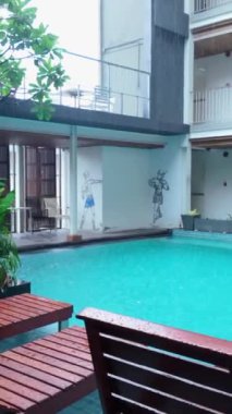 Bangkok Tayland 'da bir otelin terasında havuza güçlü bir su fırtınası düşüyor.