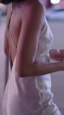 Meşgul bir sokakta bir kadın fotoğraf çeker - FullHD dikey video