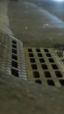 Bui Vien Caddesi 'nde bir kanalizasyon planı - FullHD dikey video