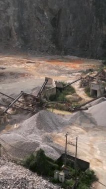 Hanoi Vietnam 'da minerallerin mikronizasyon için çıkarıldığı büyük dağların eteklerindeki çimento fabrikası
