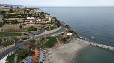 Deniz kenarındaki bir drondan ve plajdan görülen Fransız sahili sakin bir günde - 4K Horizontal