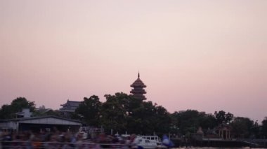 Bangkok Tayland 'ın panoramik şehri Chao the River' dan günbatımında yatların yanında - 4K Yatay