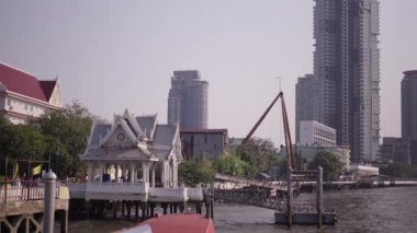 Bangkok Tayland silueti Chao Reynaya nehir rıhtımından turist teknesiyle görüldü - 4K Yatay